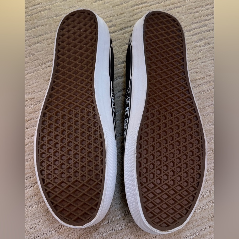 Brand New Vans Classic "Off The Wall" logo Slip on Sneakers - Picture 8 of 11